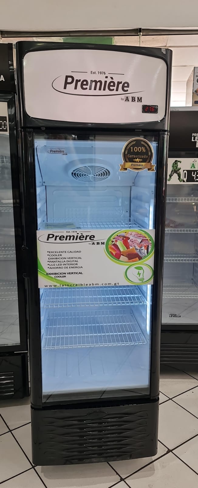 Enfriador exhibidor vertical de 8.4 pies cubicos