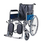 Silla de ruedas cromada y apoya brazos movibles y soporte en los apoya pies