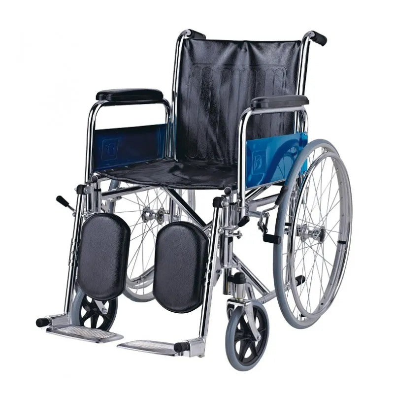 Silla de ruedas cromada y apoya brazos movibles y soporte en los apoya pies