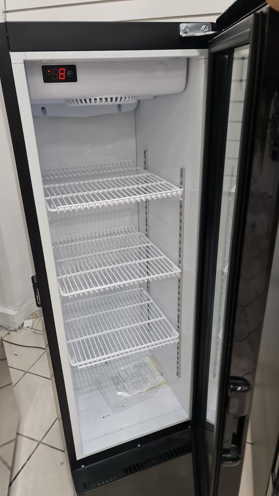 Refrigerador exhibidor vertical de 1 puerta de 5.2 pies cubicos
